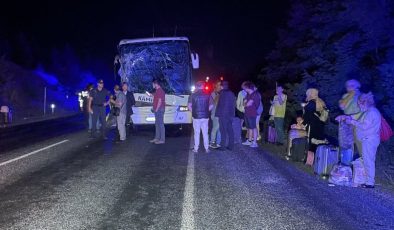 Yolcu otobüsü ile traktör çarpıştı: 6 yaralı