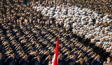 44 general-amiral emekli edildi, kritik yerlere yeni komutanlar atanacak