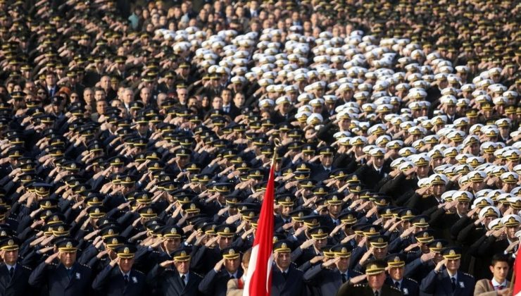 44 general-amiral emekli edildi, kritik yerlere yeni komutanlar atanacak