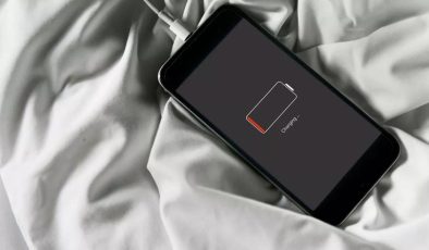 Apple uyardı: Şarj olan bir iPhone’un yanında uyumayın