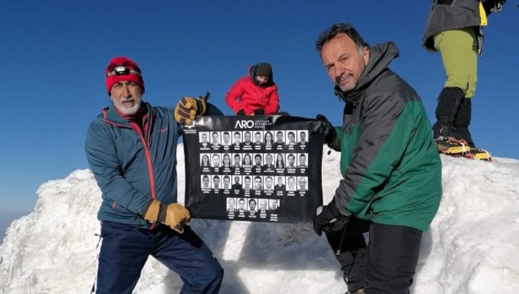 Depremde hayatını kaybeden rehberler fotoğraflarıyla Ağrı Dağı zirvesinde