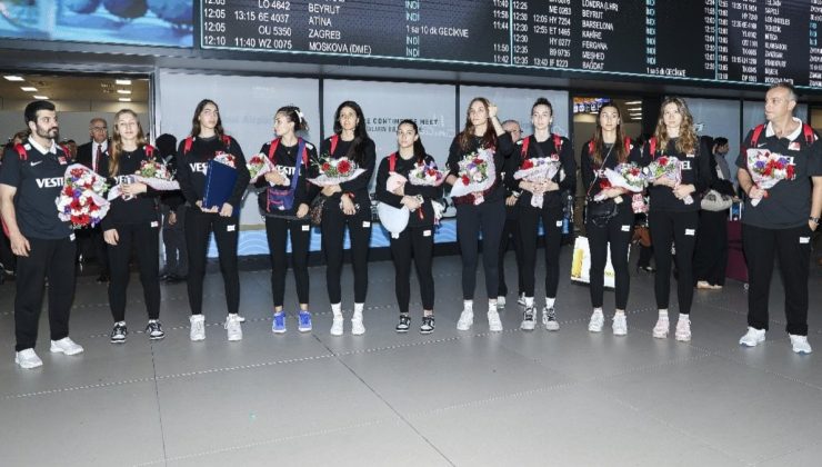 Dünya ikincisi 19 Yaş Altı Kız Voleybol Milli Takımı yurda döndü