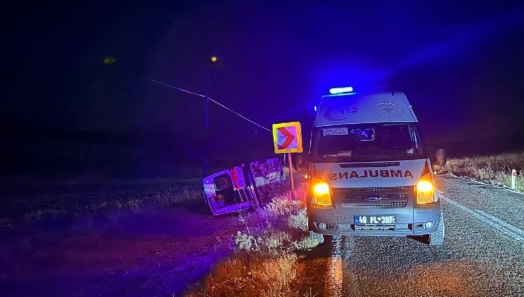 Hasta taşıyan ambulans devrildi: 5 yaralı