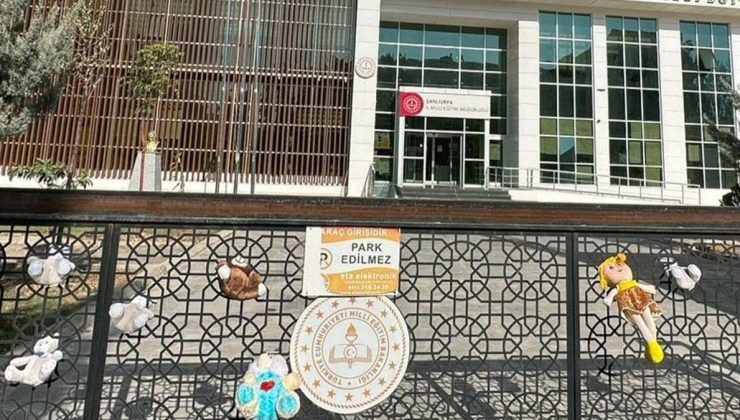 Kentte ‘İstenmeyen müdür’ ilan edilmişti… Oyuncak bebekli protesto