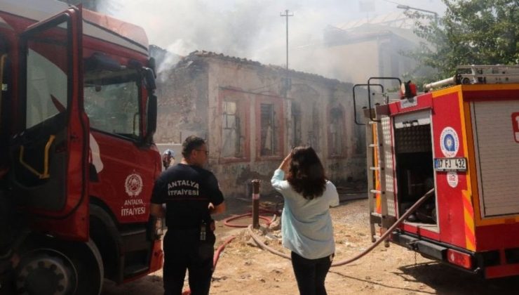 Mahallede evler peş peşe yandı: Oturup ağlayacağız