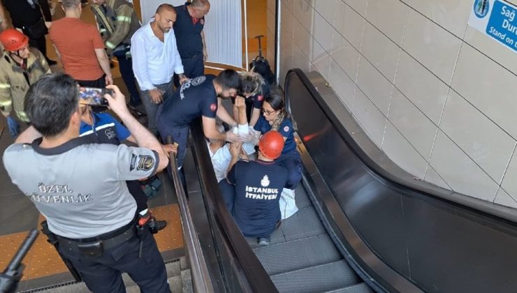 Metroda yürüyen merdivene sıkıştı