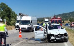 Otomobil bariyerlere çarptı: 1 çocuk öldü, 4 kişi yaralandı
