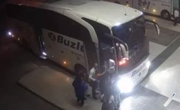 Yolcu otobüsü çalışanları ile yolcular arasındaki kavga kamerada
