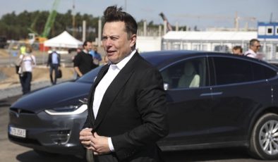 Babası, Elon Musk’ın Tesla hediyesini kabul etmedi