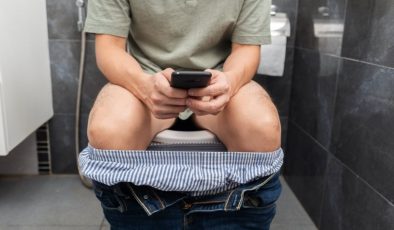 Uzmanlar uyarıyor: Tuvalette cep telefonuna bakmak çok büyük risk yaratıyor
