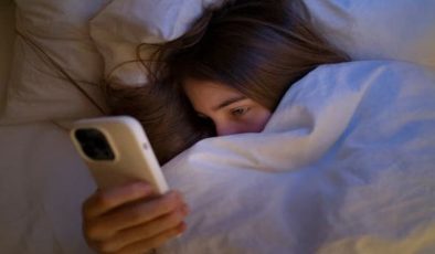 Akıllı telefonlar uykunuzu kaçırabilir: İşte yatmadan önce yapmanız gerekenler