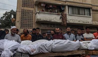 Gazze’deki Şifa Hastanesi’nde toplu mezar çalışmaları başladı