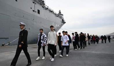 Sarayburnu Limanı’na demirleyen TCG Anadolu gemisi ziyarete açıldı