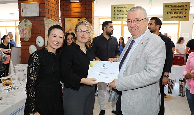 Edremit &apos;AGM Yıl Sonu' gösterisi yoğun ilgi gördü