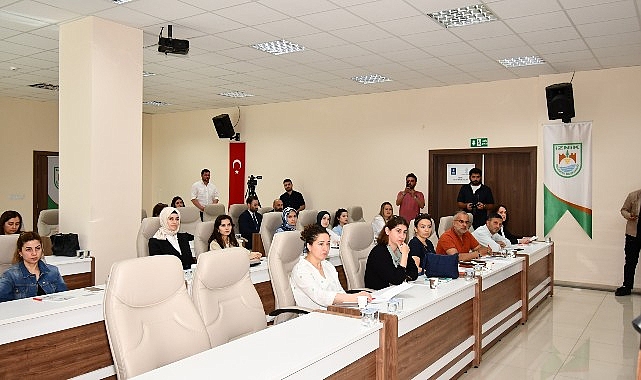 İznik'in benzersiz zanaat ve el sanatları ürünlerini, modern teknolojilerle daha geniş kitlelere ulaştırmayı amaçlayan program İznik Belediyesi'nde başladı