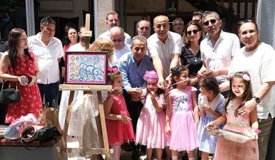 Kemer Belediye Başkan Yardımcısı Mehmet Derya Baytekin, Kemer Belediyesi Kültür Evi'nde açılan resim sergisini ziyaret etti