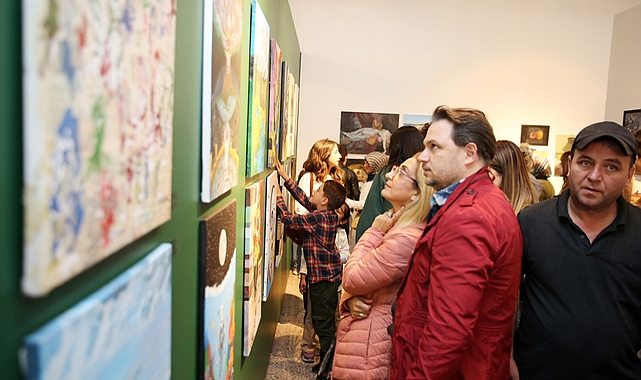 Küçükçekmece'de sanat eğitimi veren Görsel Sanatlar Öğretmeni Fadime Yücel ve öğrencilerinin &apos;İzler' sergisine ev sahipliği yaptı